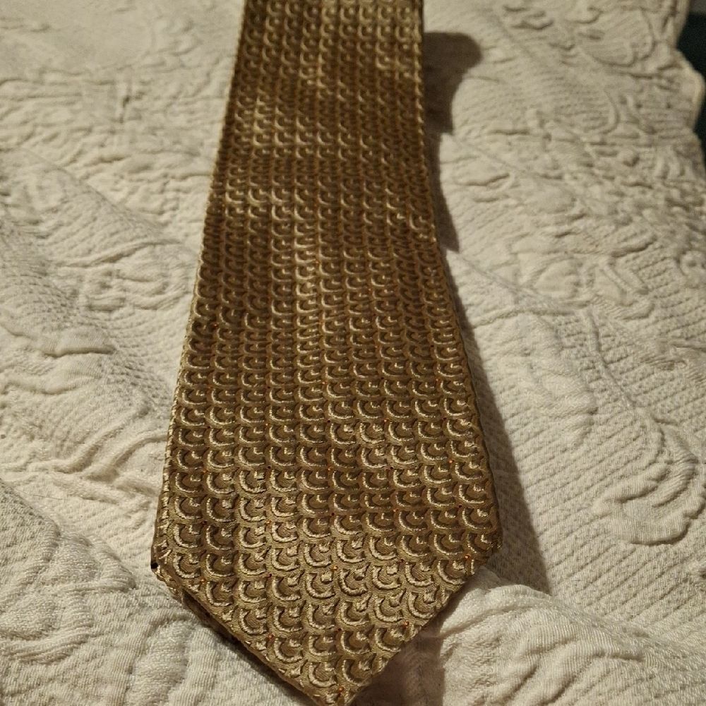 Brioni Elegant Gold Patterned Tie